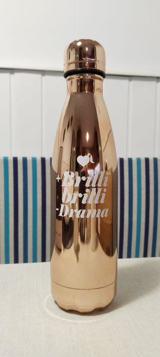 TAZAS Y BOTELLA “LA VECINA RUBIA”