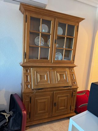 Mueble de salón de madera con vitrina