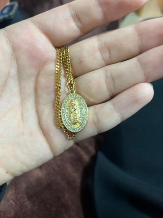 Collar de oro con dije de la Virgen