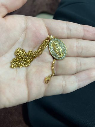 Collar de oro con dije de la Virgen