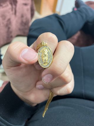 Collar de oro con dije de la Virgen