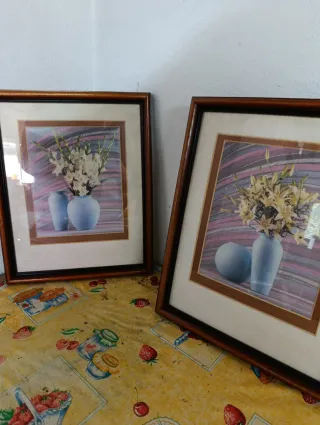 Dos marcos de madera para cuadros.