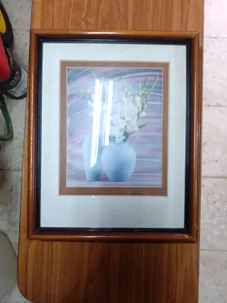 Dos marcos de madera para cuadros.