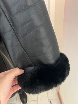 Abrigo polipiel negro