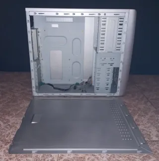 1x Torre PC de Sobremesa + 1x Disquetera (Sony)