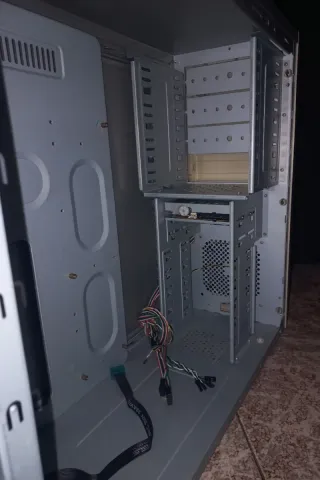 1x Torre PC de Sobremesa + 1x Disquetera (Sony)