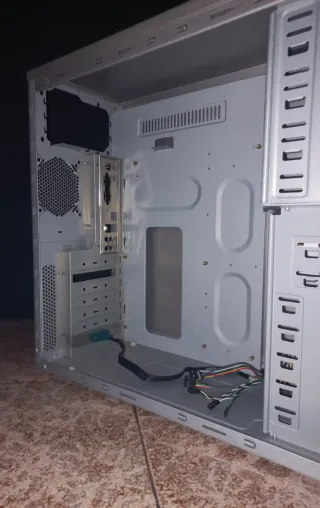 1x Torre PC de Sobremesa + 1x Disquetera (Sony)