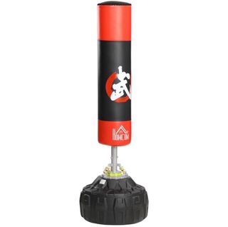 Saco de boxeo de pie.