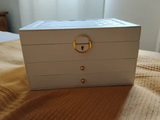 Joyero blanco y dorado