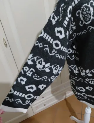 Maglione con coniglietti e decorazioni vintage