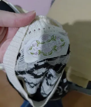 Maglione con coniglietti e decorazioni vintage