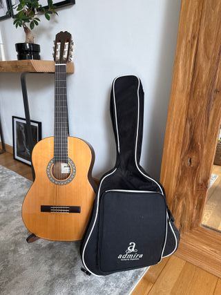 Guitarra Admira Alba con pie y funda