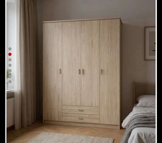 Armario de madera beige y marrón