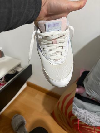 Zapatillas Puma grises y blancas