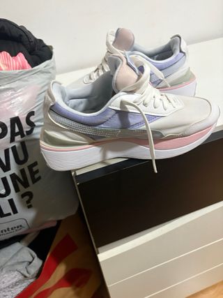 Zapatillas Puma grises y blancas