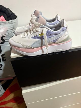 Zapatillas Puma grises y blancas
