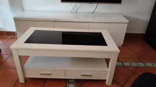 Mesa de centro blanca con cristal negro