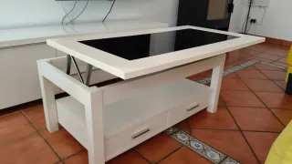 Mesa de centro blanca con cristal negro