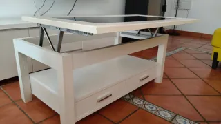 Mesa de centro blanca con cristal negro