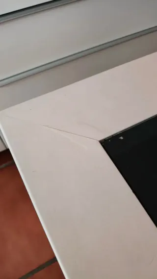 Mesa de centro blanca con cristal negro