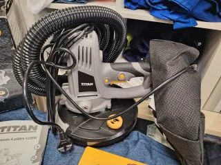 Lijadora Titan TTB715SDR 1220W Yeso