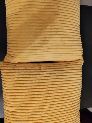 Cuscino giallo in velluto a coste