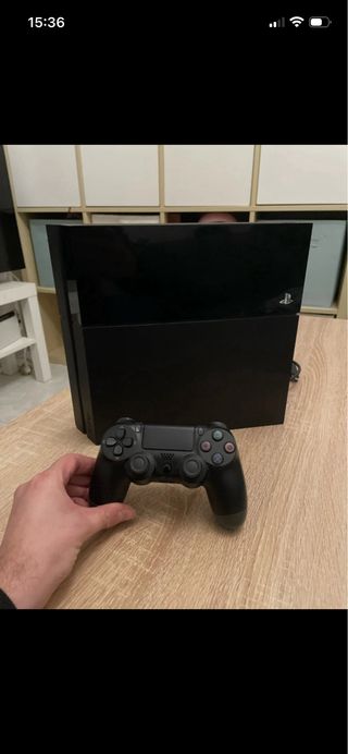 Consola PS4 Negra con Mando y Cables