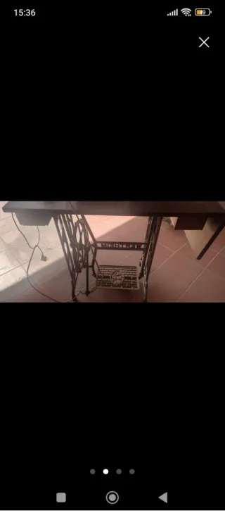 Máquina de coser antigua de mesa