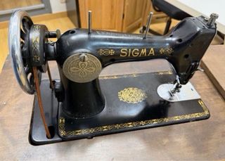 Máquina de coser Sigma con mueble