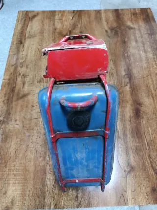 Depósito moto mosquito rojo y azul