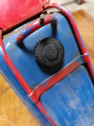 Depósito moto mosquito rojo y azul