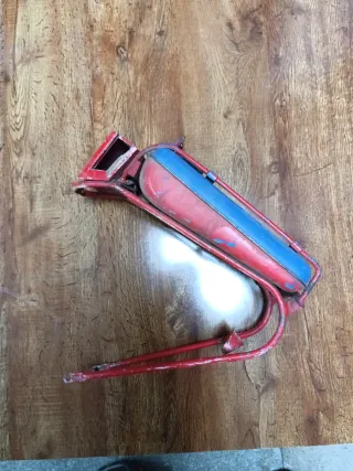 Depósito moto mosquito rojo y azul