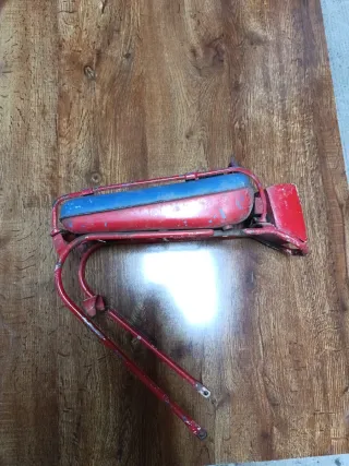 Depósito moto mosquito rojo y azul