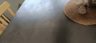 Mesa de comedor de madera y metal