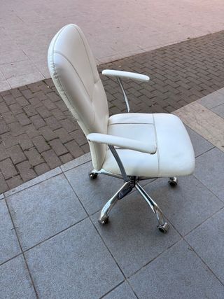 Silla de oficina blanca