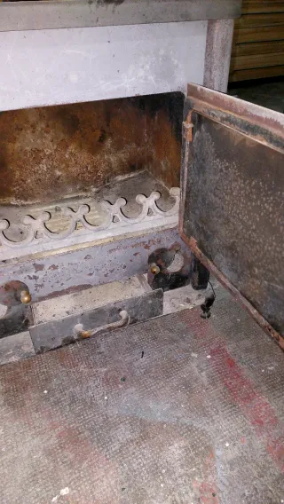 Chimenea metálica con puerta de cristal