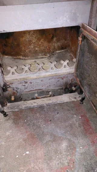 Chimenea metálica con puerta de cristal