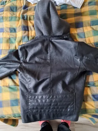 Chaqueta de cuero con capucha