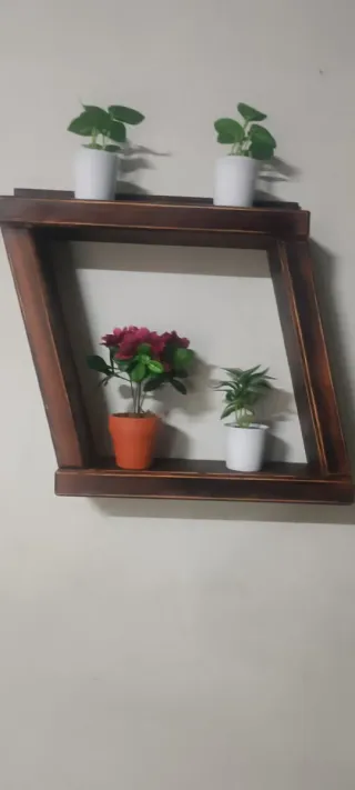 Porta vasi in legno marrone