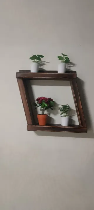 Porta vasi in legno marrone