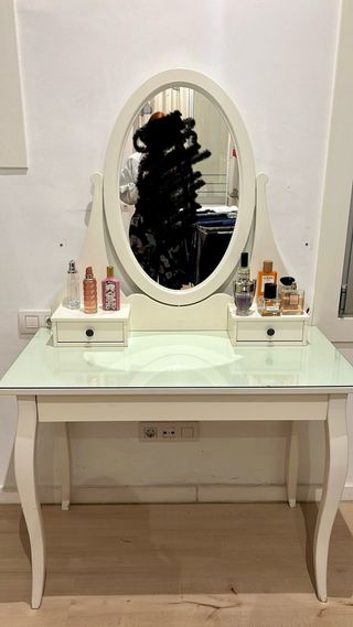 Tocador con espejo blanco y cristal