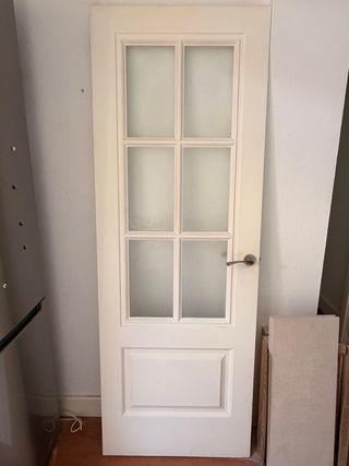 Puerta blanca con cristal