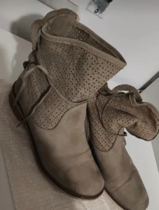 Stivaletti scamosciati donna beige