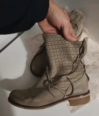 Stivaletti scamosciati donna beige