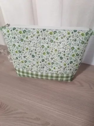 Conjunto de Bolsa Maternal y 3  neceseres.