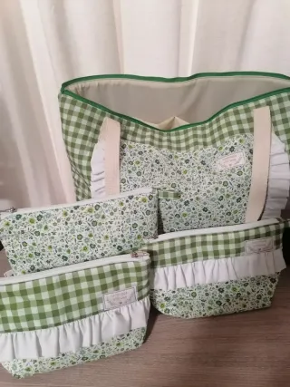 Conjunto de Bolsa Maternal y 3  neceseres.