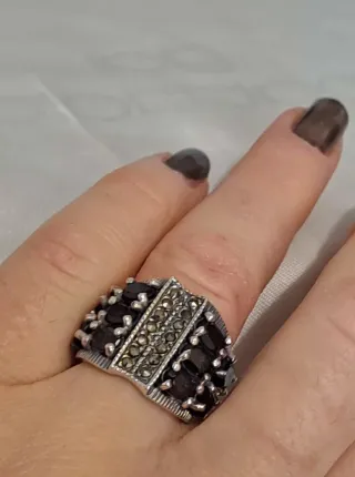 Anello con pietre rosse  granato e marcasite