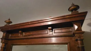 Armario antiguo con espejo de madera