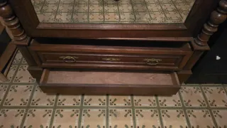 Armario antiguo con espejo de madera