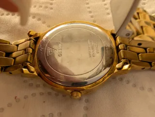 Reloj Guess Dorado con Cristales